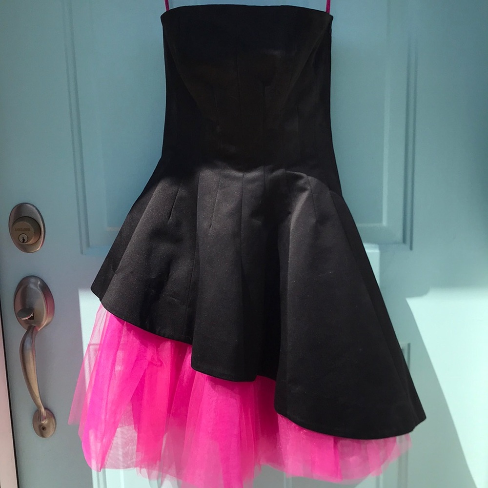 Strapless Stunner! - Picture 2 of 6